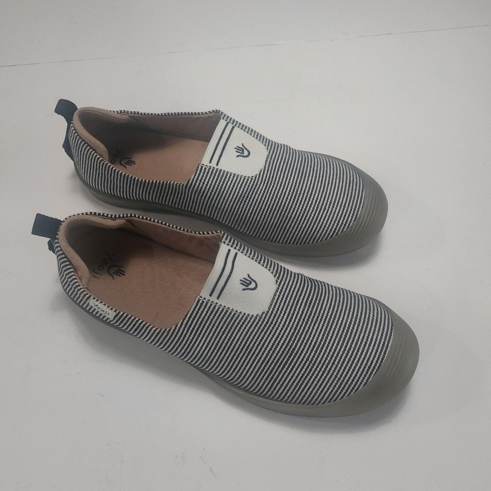 Yeoji Black and White Striped Slip-on Sneakers Size 10M. NWNT